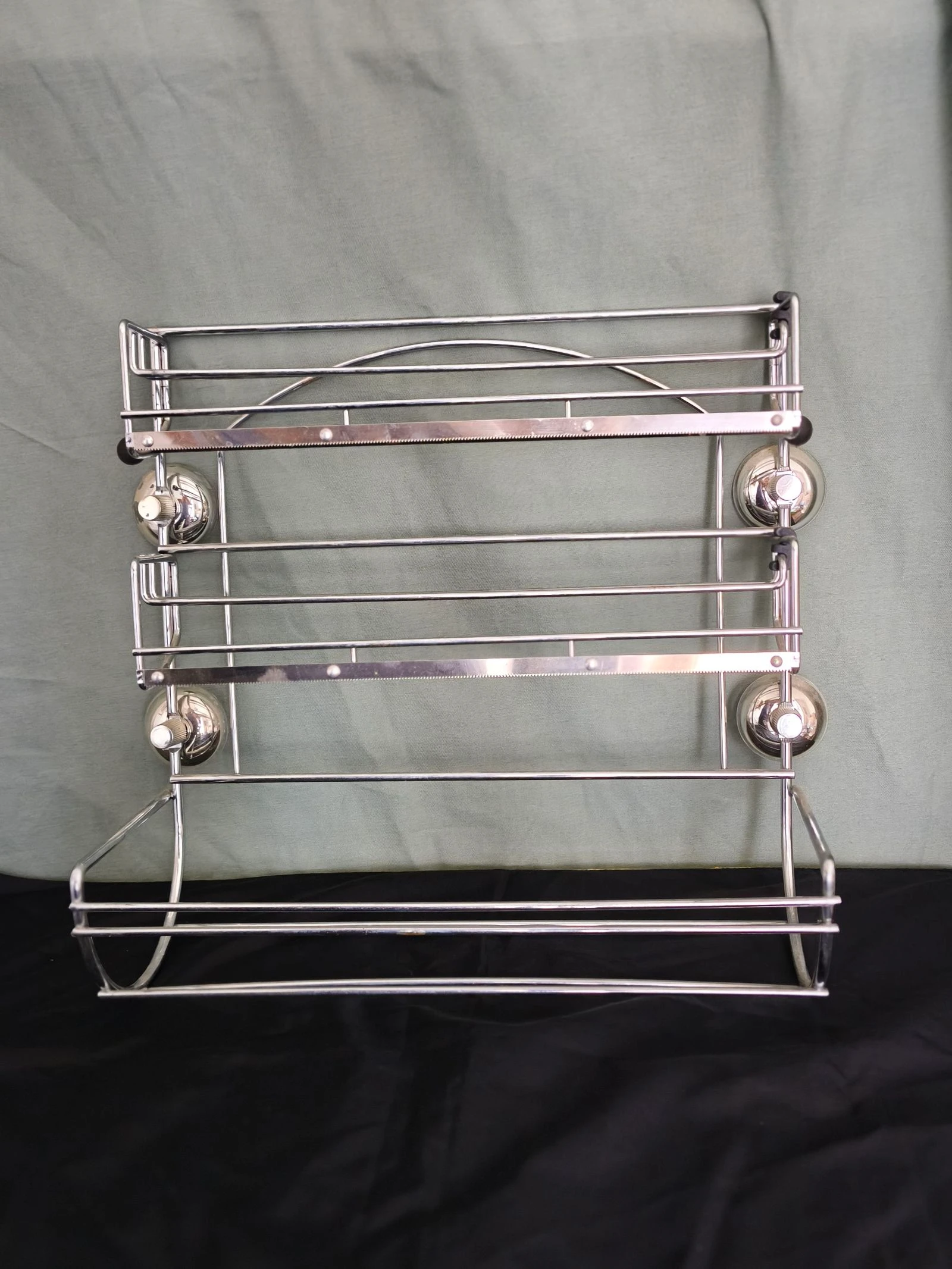 Suporte de metal cromado com design moderno